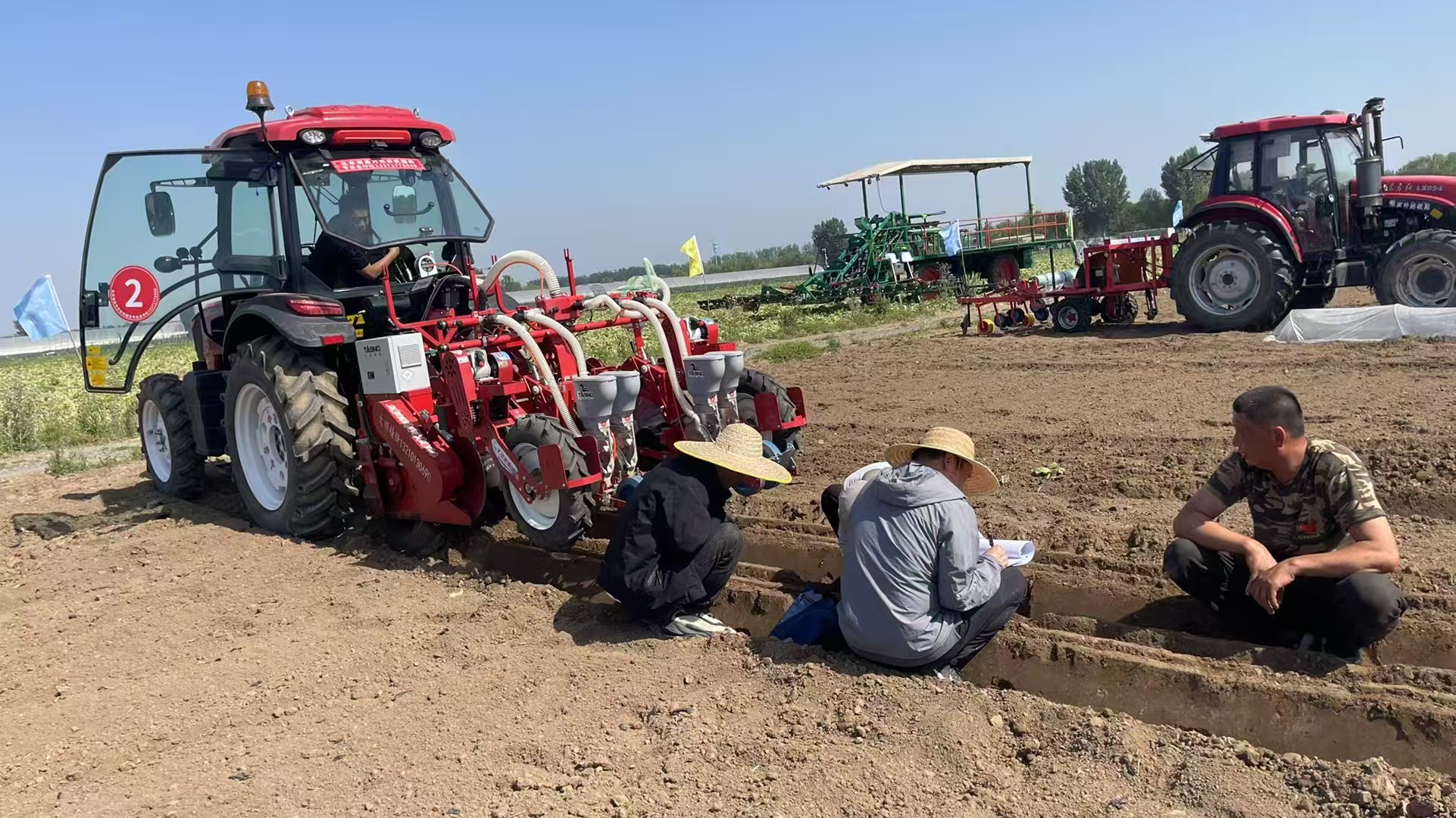 1767168910252666.jpg 蔬菜播种机