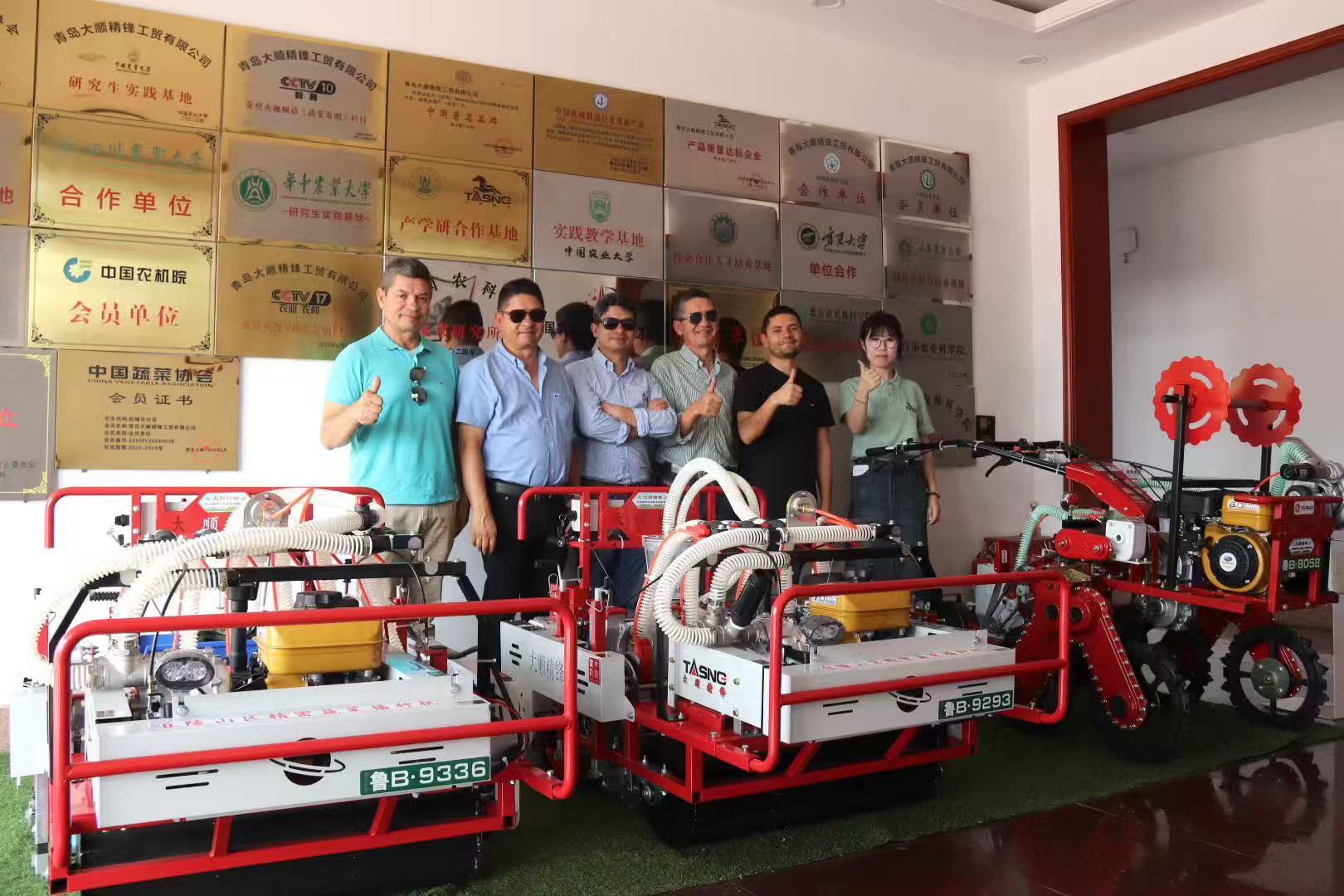 1767169790388215.jpg 气吸蔬菜播种机