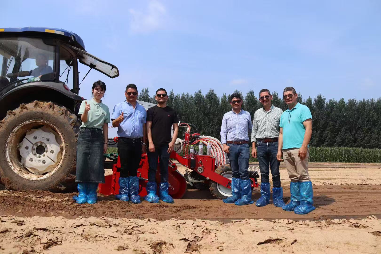 1767169790882520.jpg 气吸蔬菜播种机