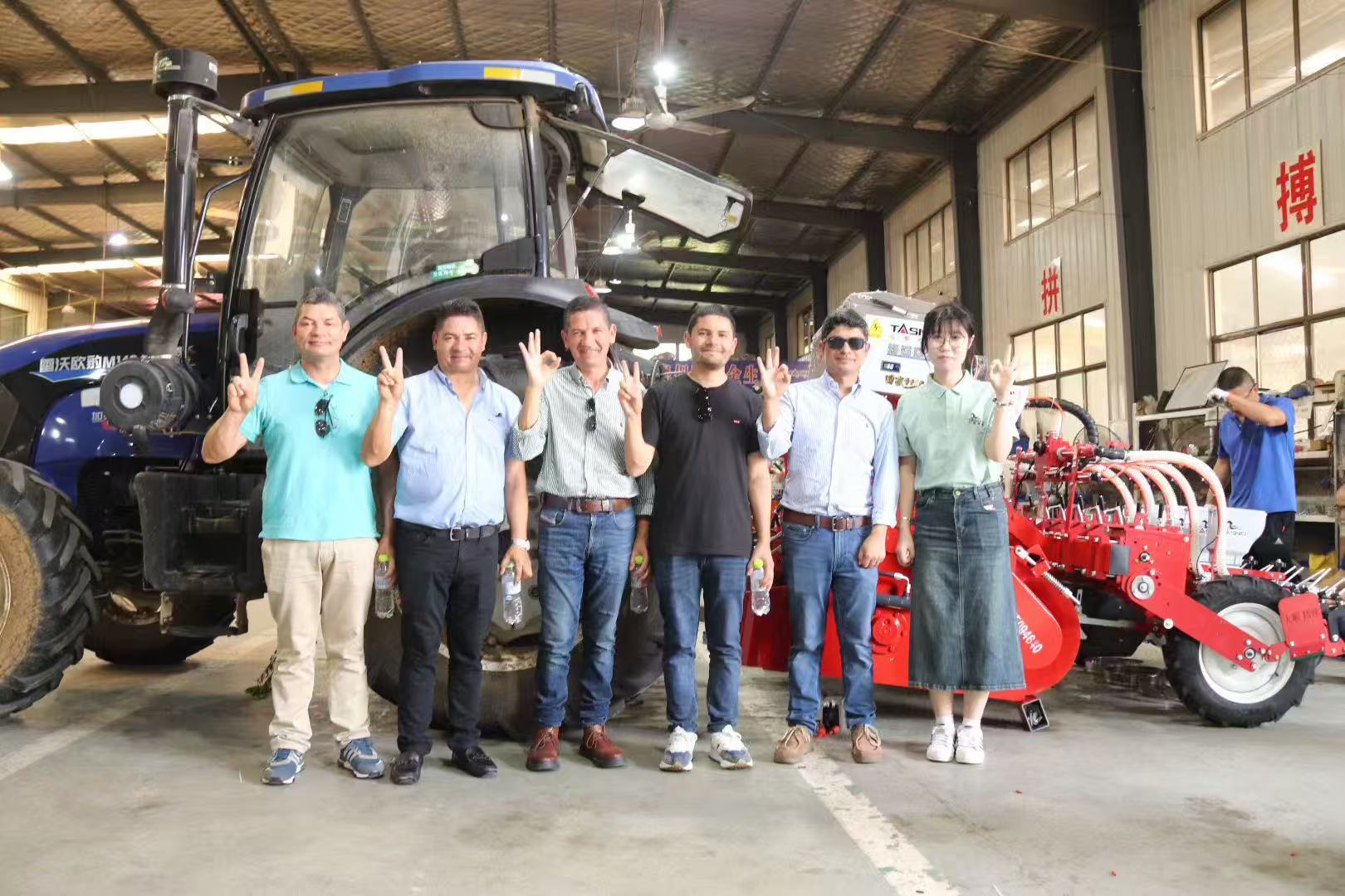 1767169795302193.jpg 气吸蔬菜播种机