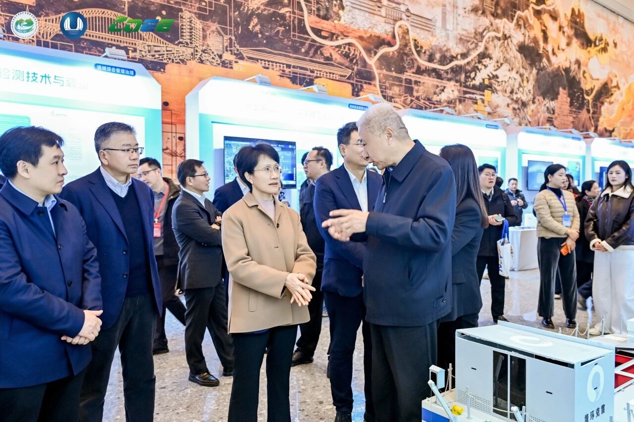 1767748251783831.jpg 底泥洗脱和蓝藻防控技术亮相长江生态环境保护修复科技成果推介活动