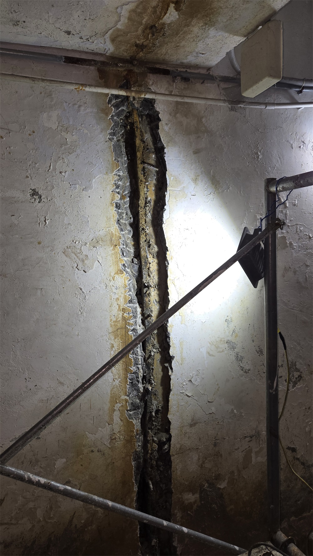地下室廊道裂缝漏水维修