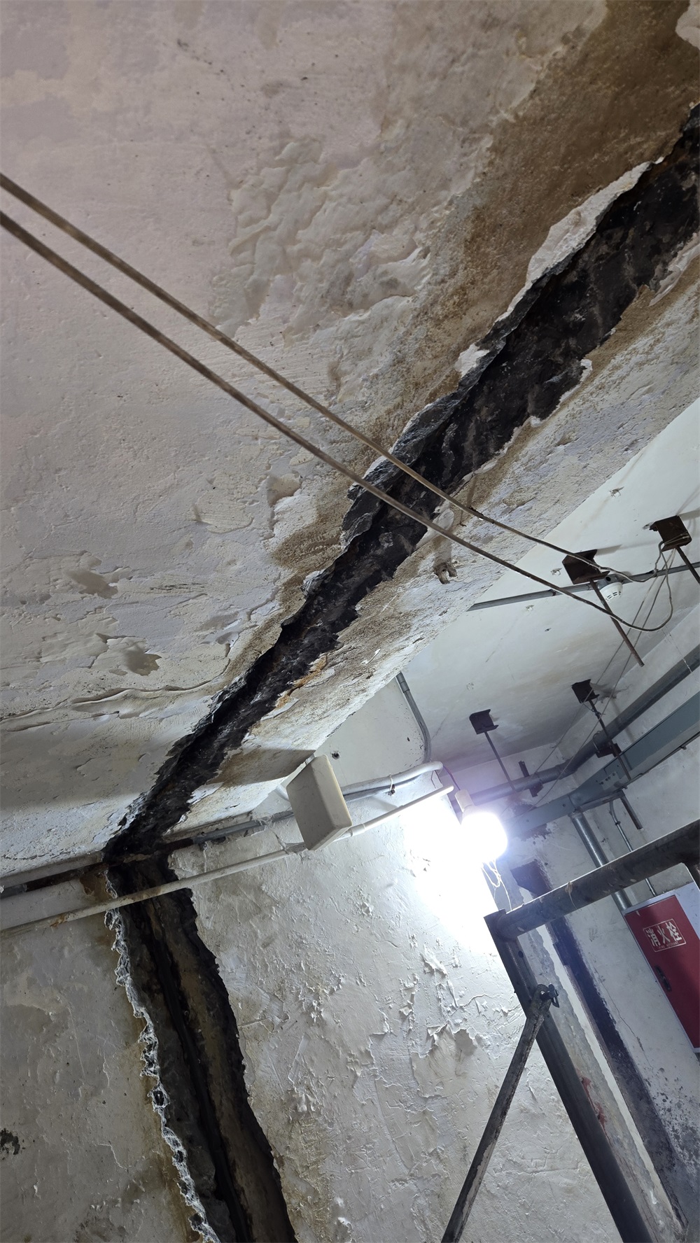 地下室廊道裂缝漏水维修