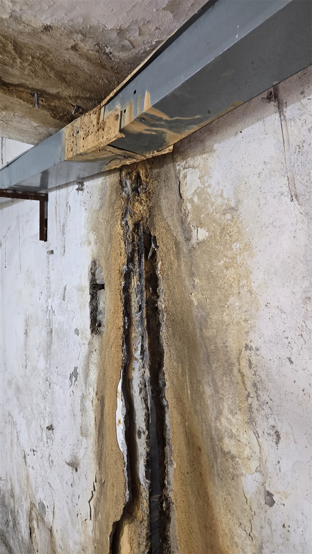 地下室廊道裂缝漏水维修