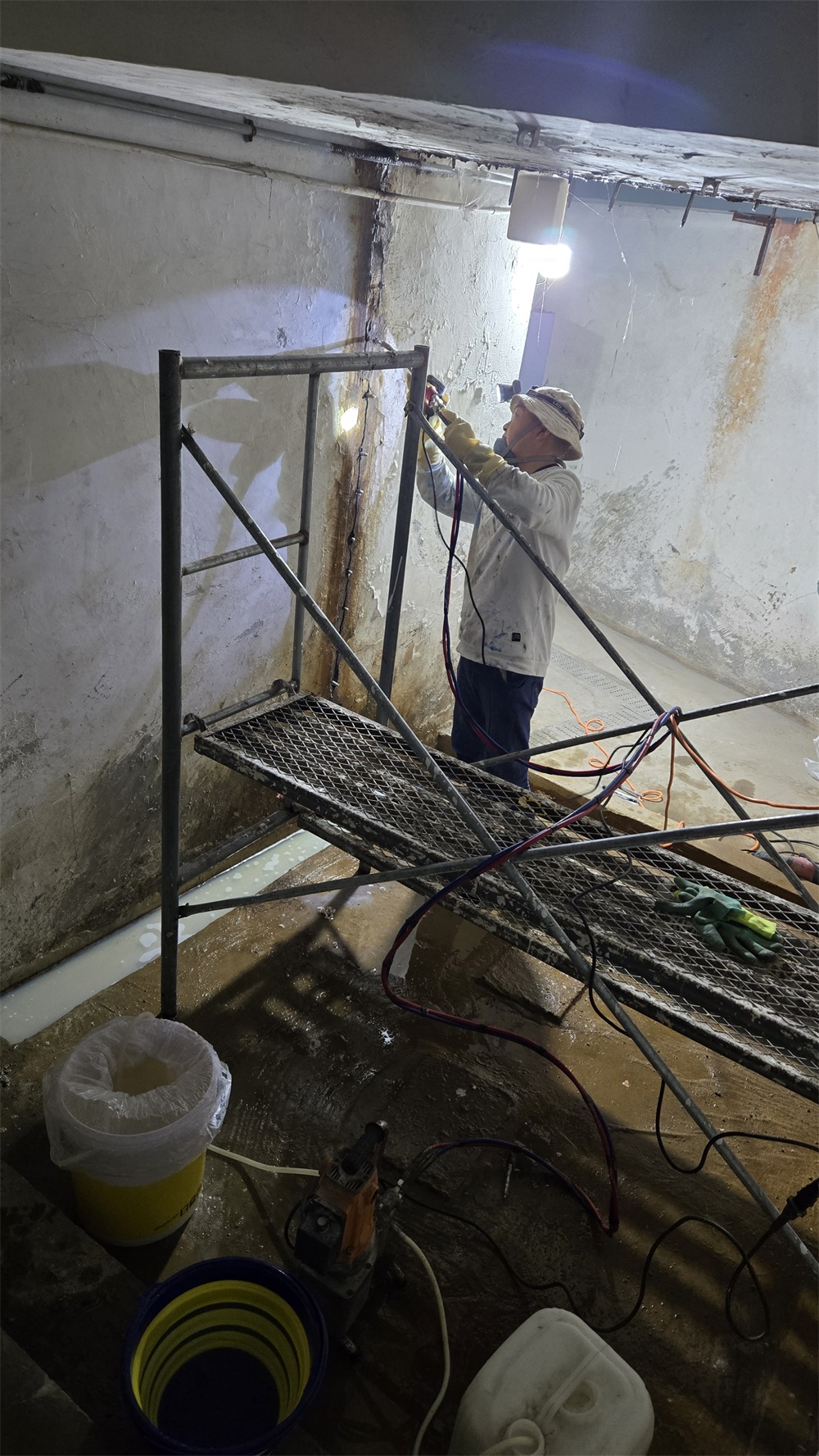 地下室廊道裂缝漏水维修