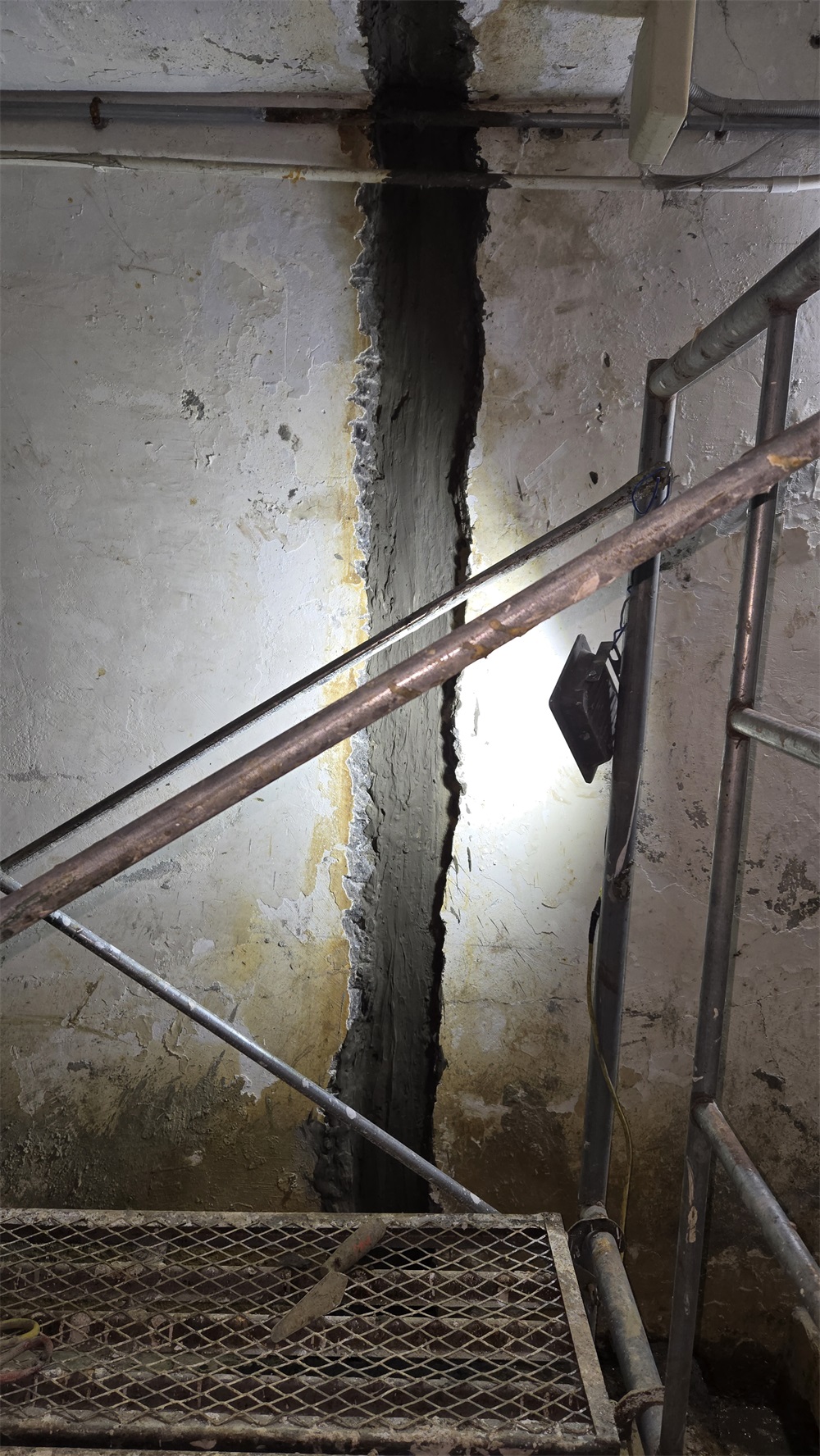 地下室廊道裂缝漏水维修