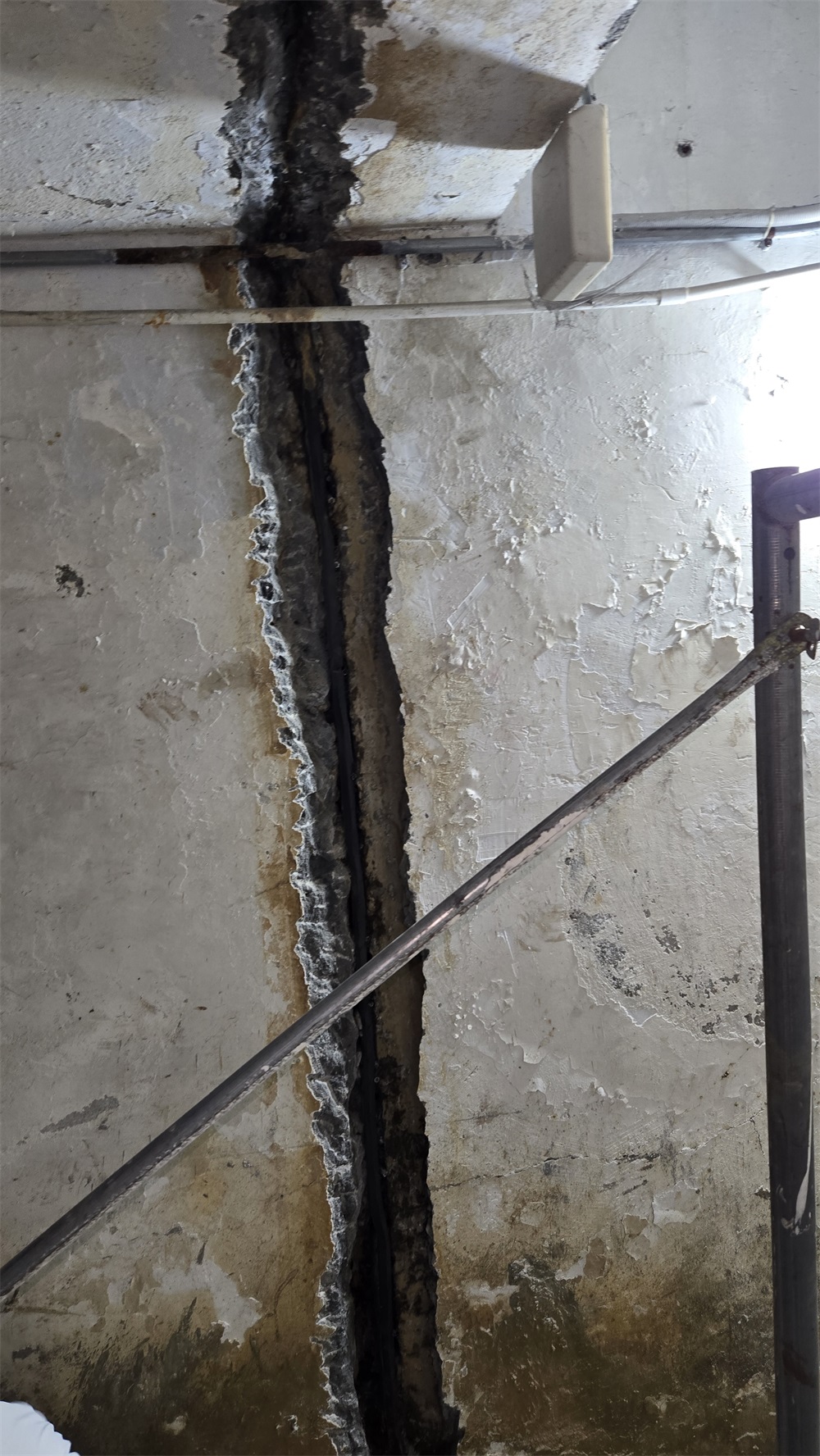 地下室廊道裂缝漏水维修