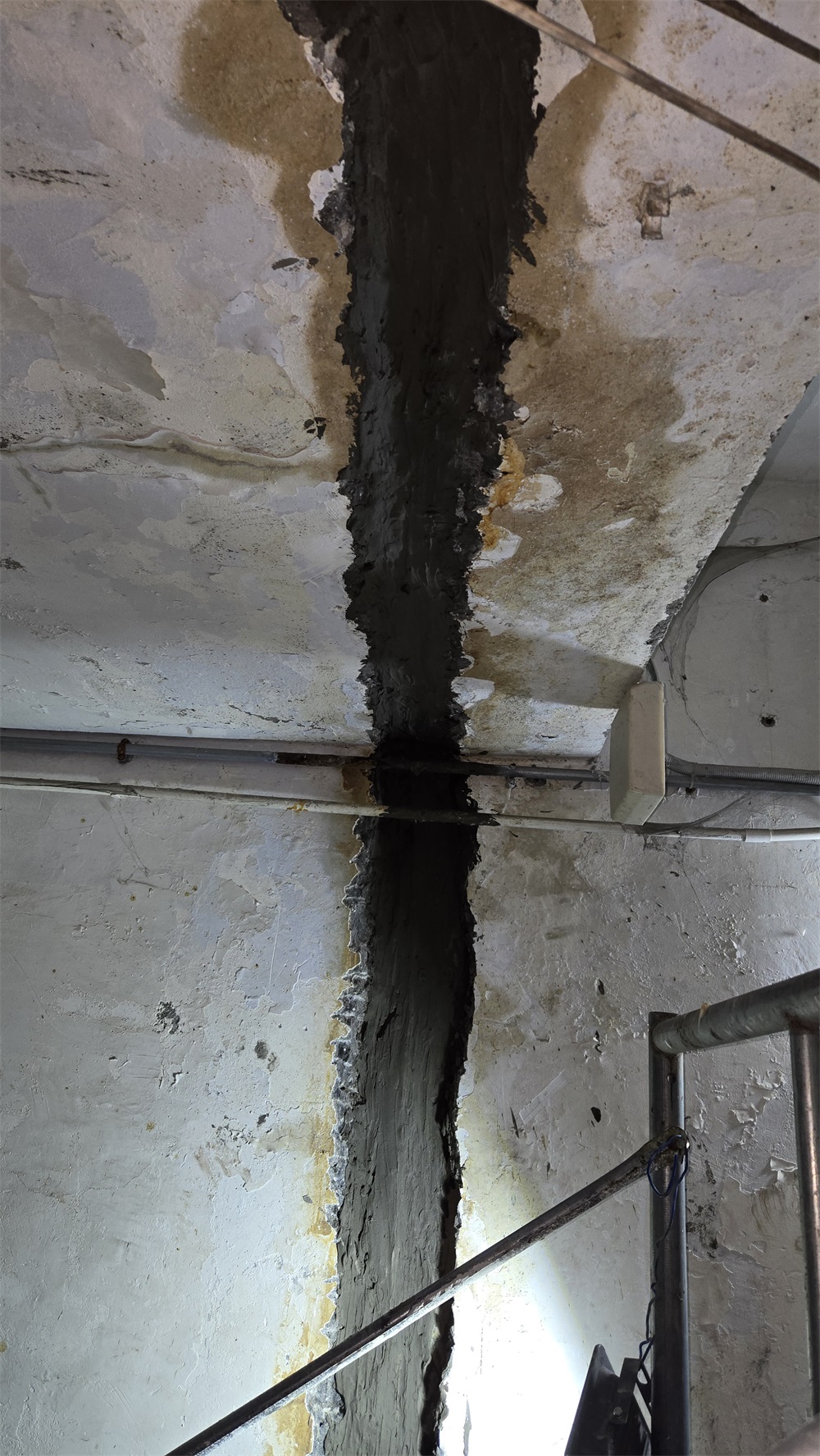 地下室廊道裂缝漏水维修