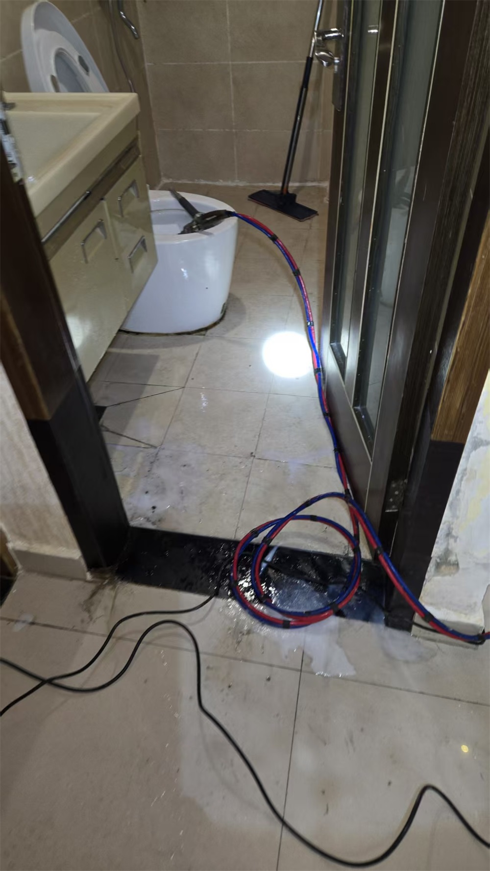 卫生间门口渗水微创维修