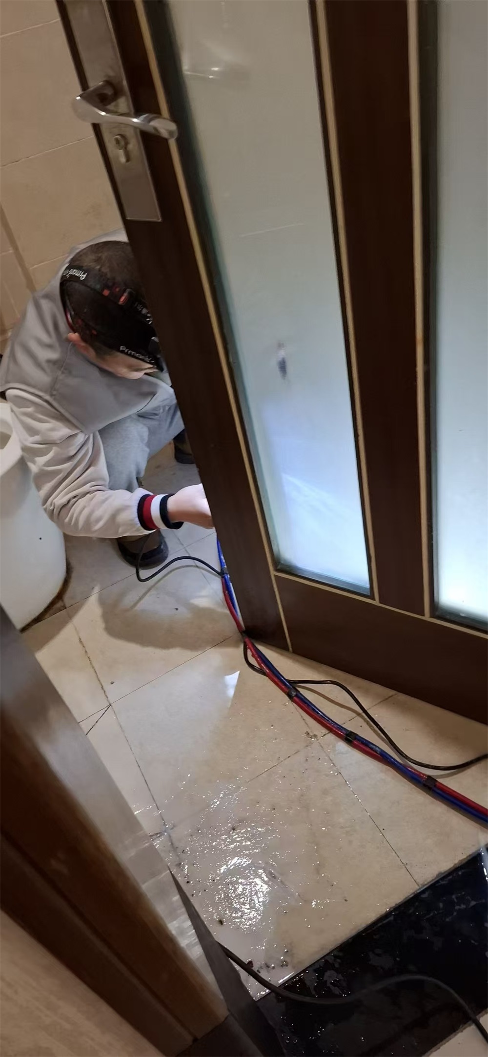 卫生间门口渗水微创维修