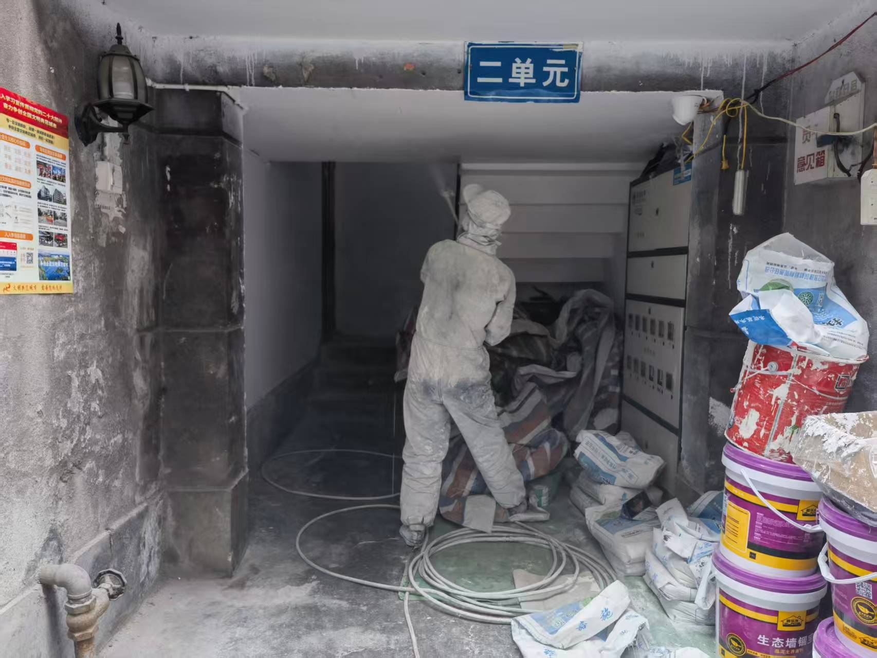 大运会外墙翻新施工现场