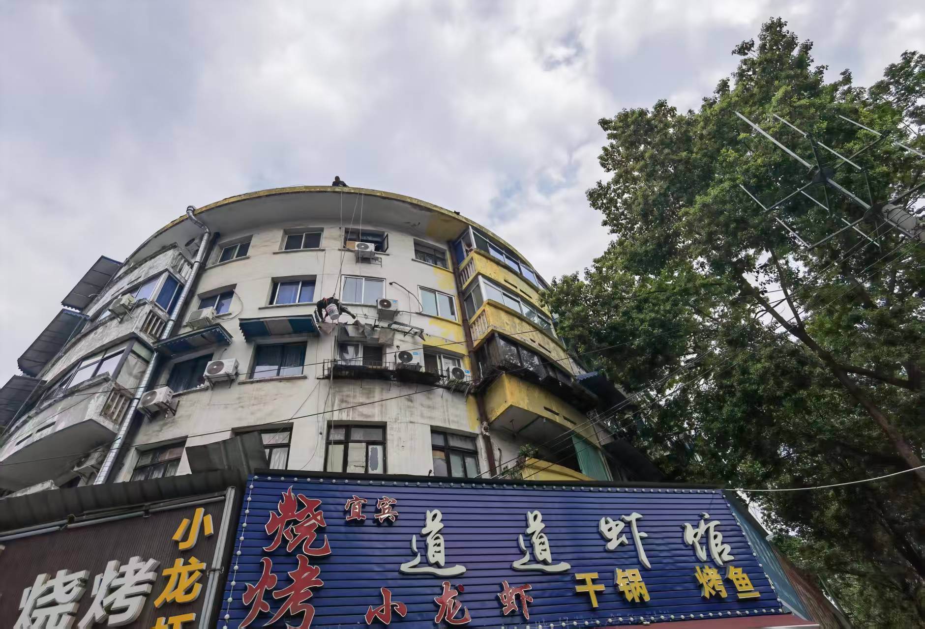 大运会外墙翻新施工现场