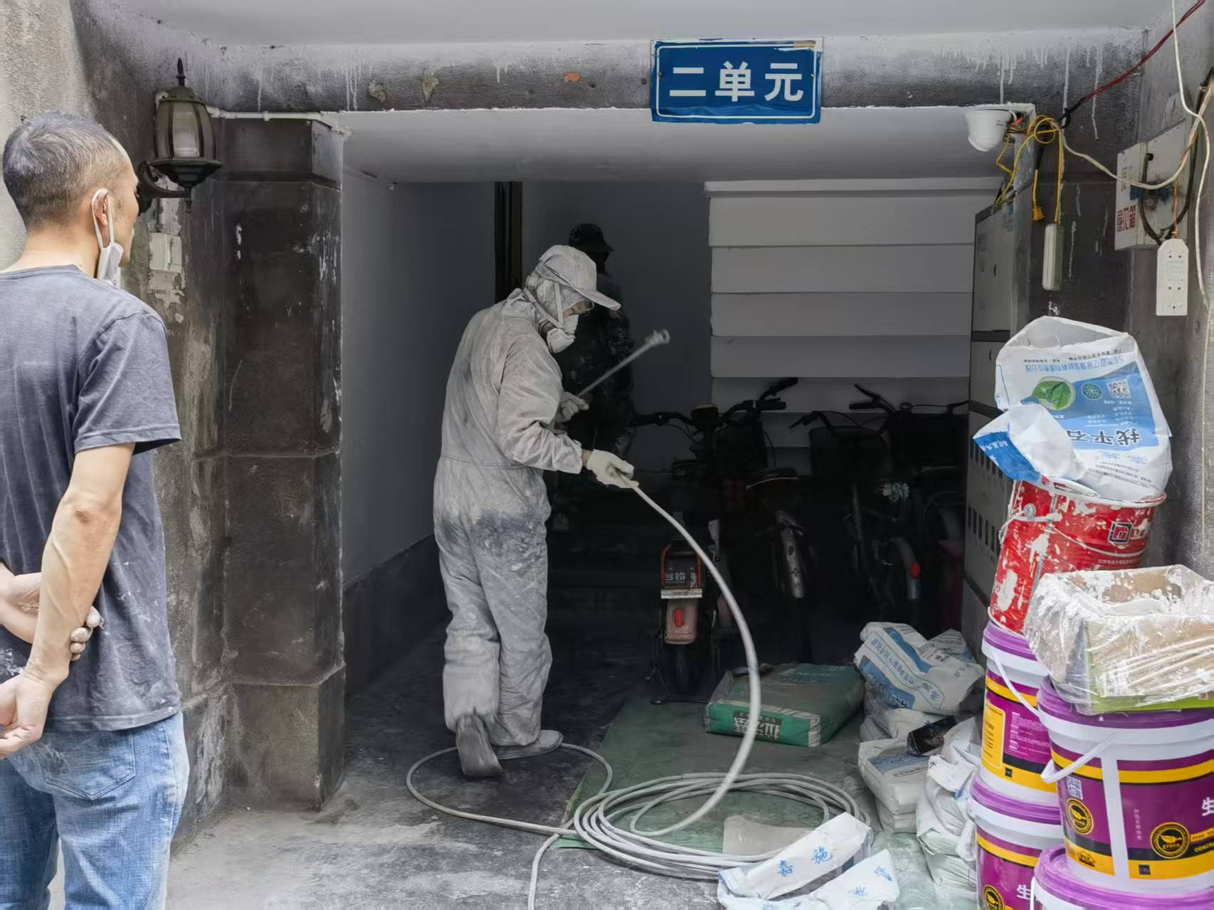 大运会外墙翻新施工现场