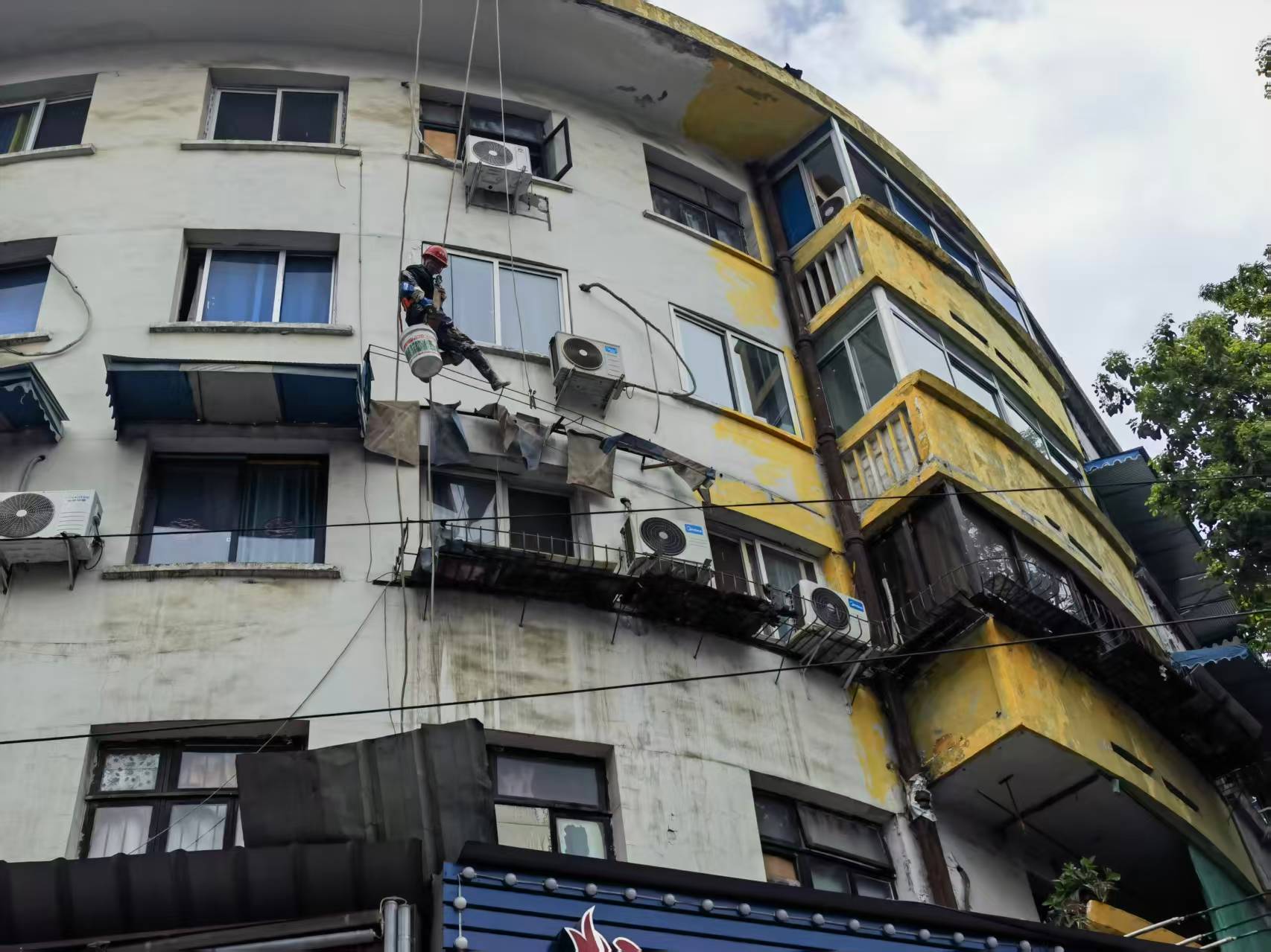 大运会外墙翻新施工现场