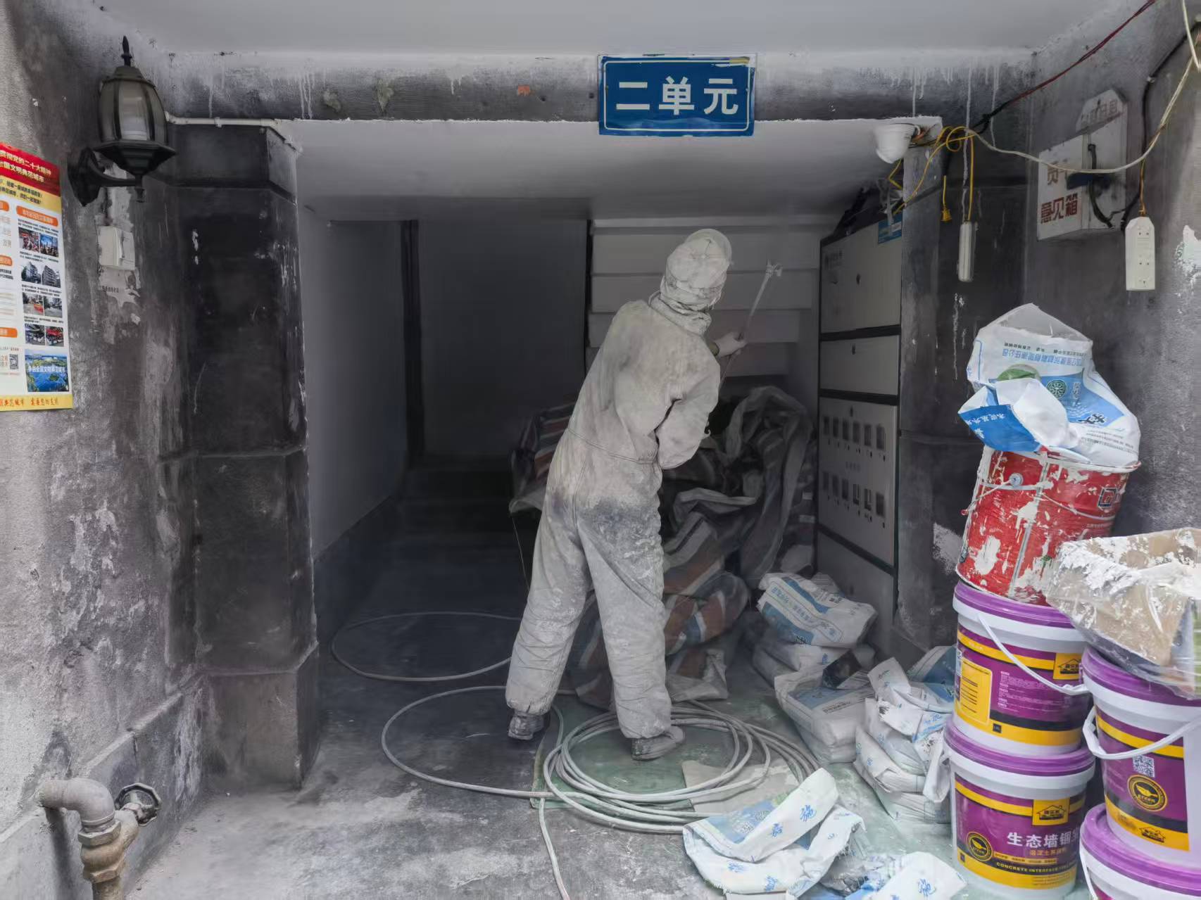 大运会外墙翻新施工现场