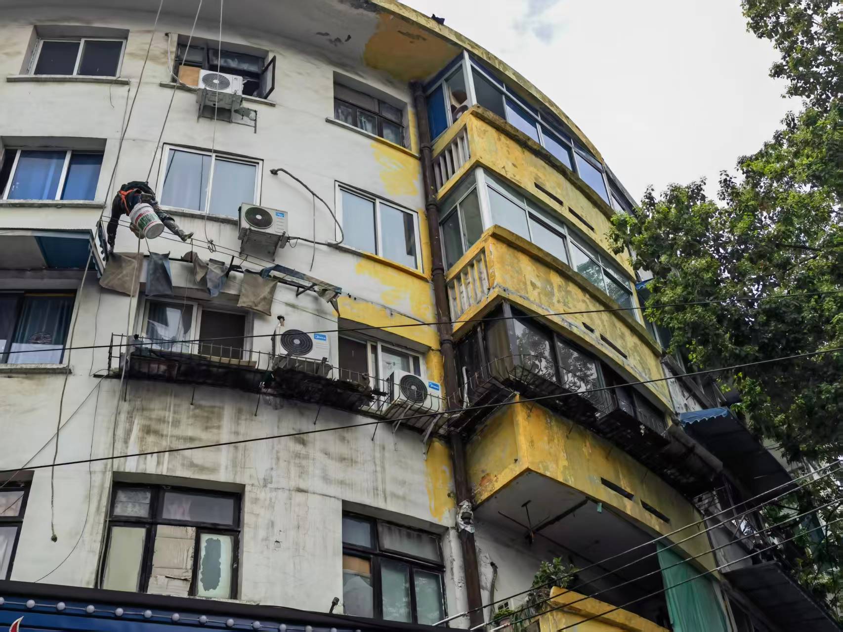 大运会外墙翻新施工现场