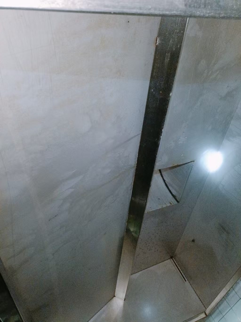 1775010876632160.jpg 油烟管道清洗