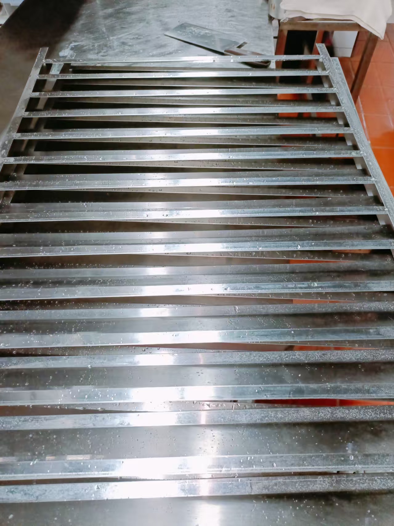 1775010876717511.jpg 油烟管道清洗