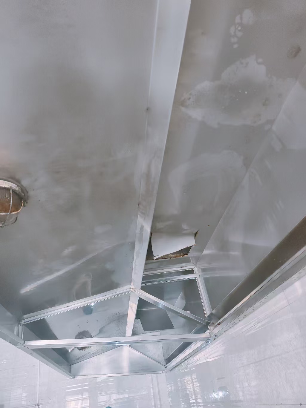 1775011104719273.jpg 油烟管道清洗