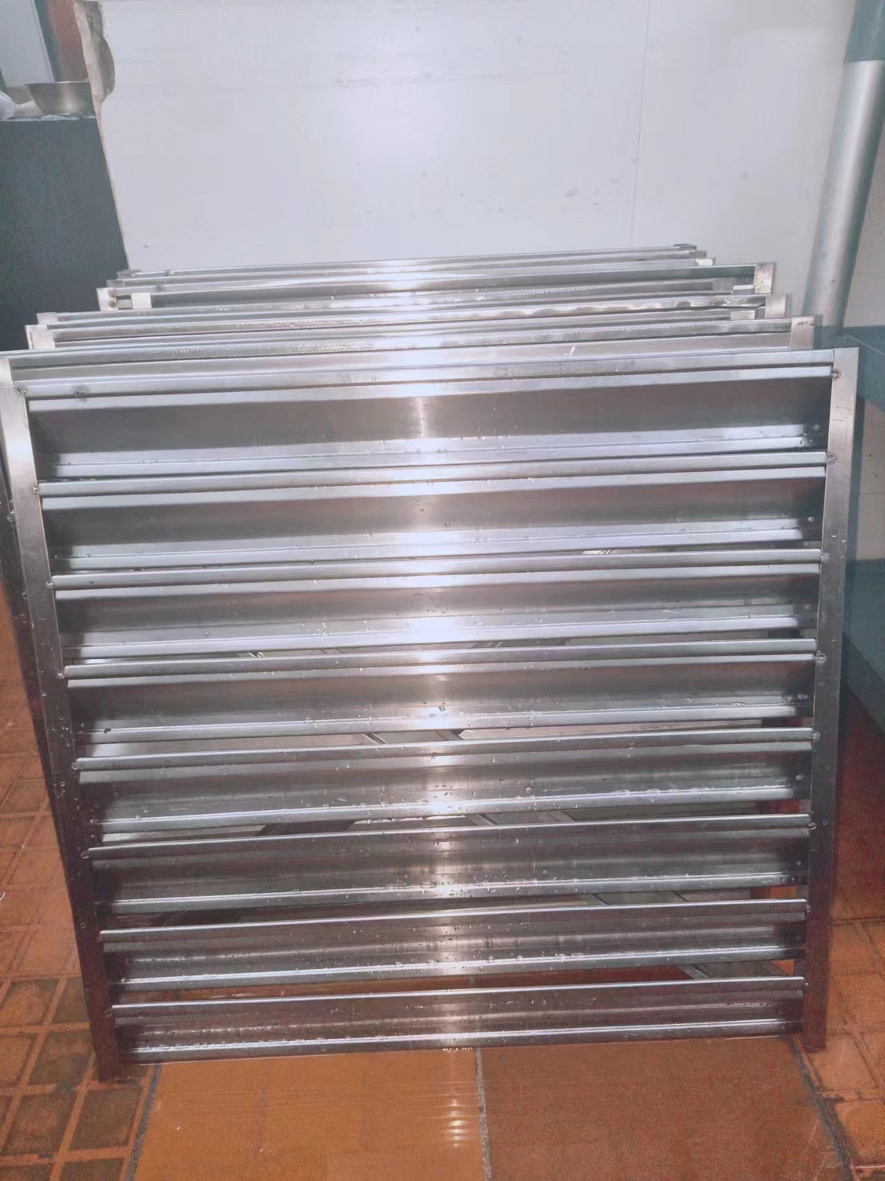 1775017319333394.jpg 油烟管道清洗