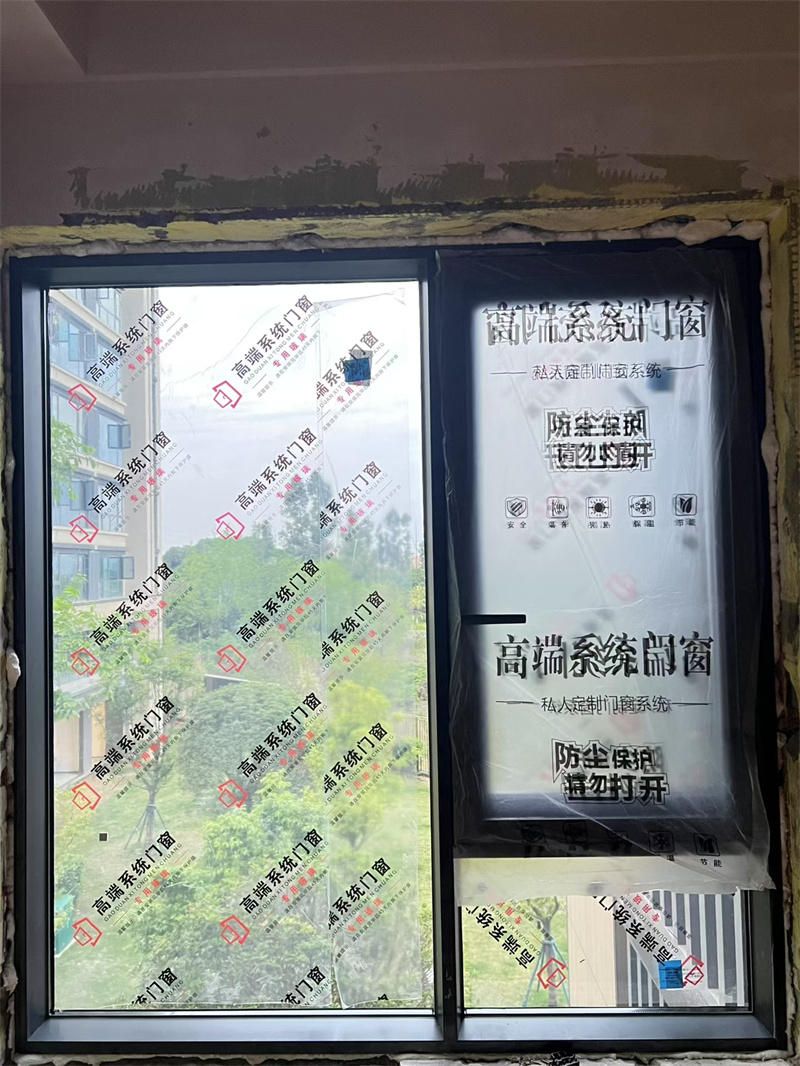 132 侧压门标配全套宝高五金，搭配双 8 夹胶玻璃栏杆