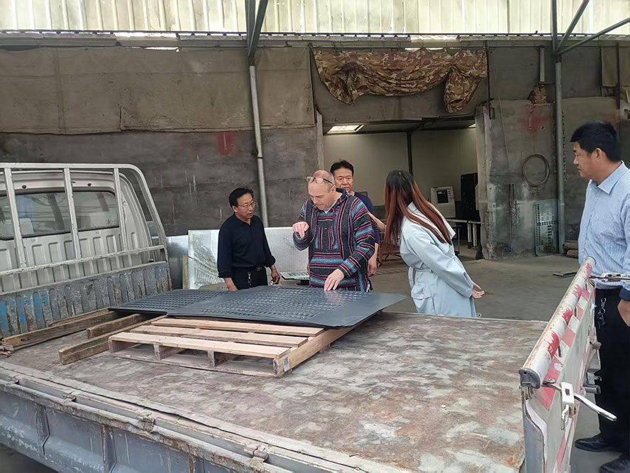 美国客户来我公司参观考察