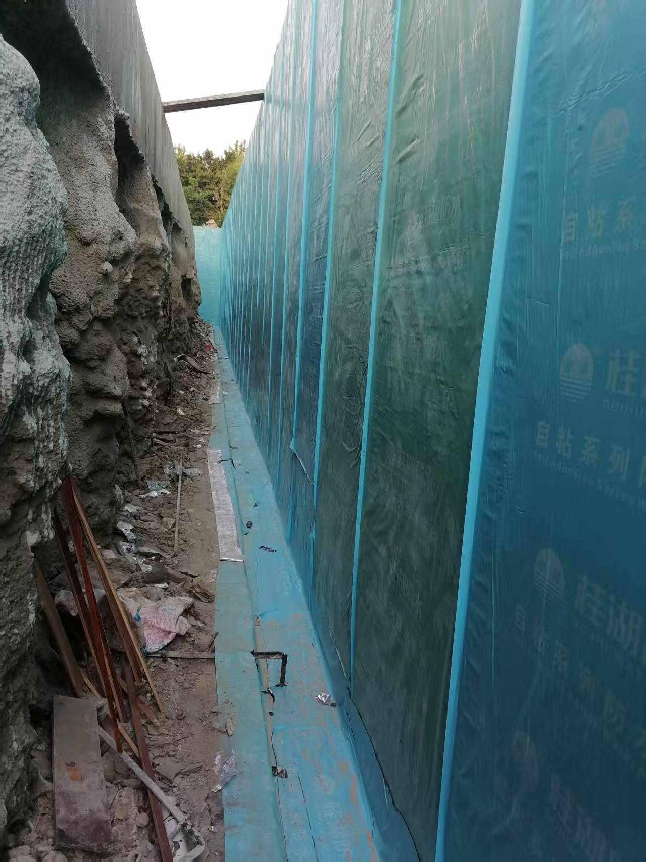 犀浦外国语学校地下室剪力墙自粘卷材防水施工