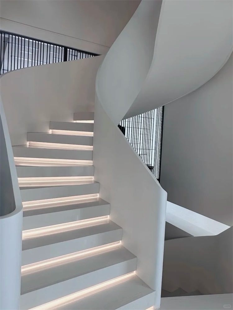 白色旋转楼梯