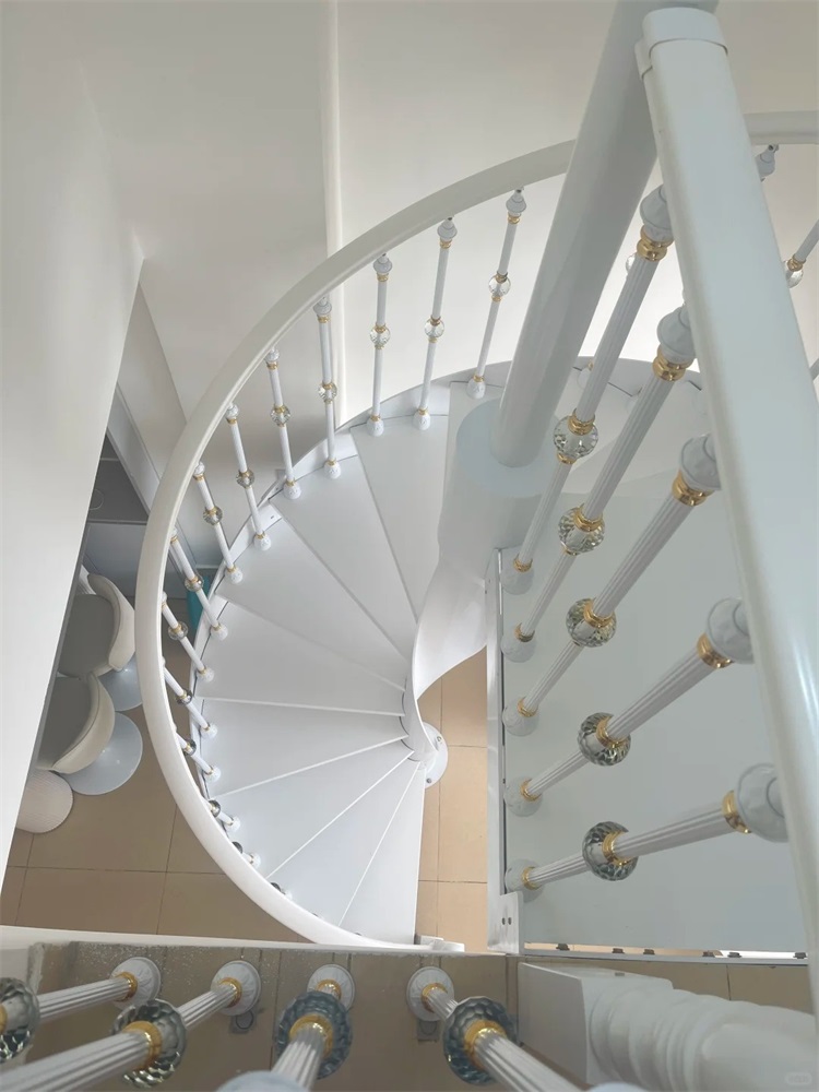 白色旋转楼梯