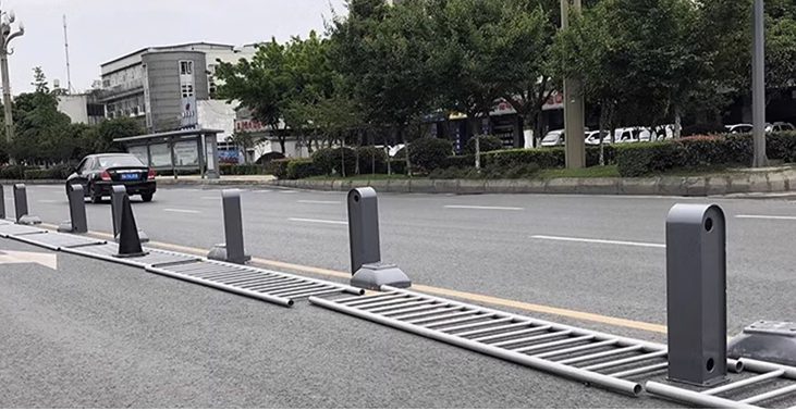 四代车道隔离护栏
