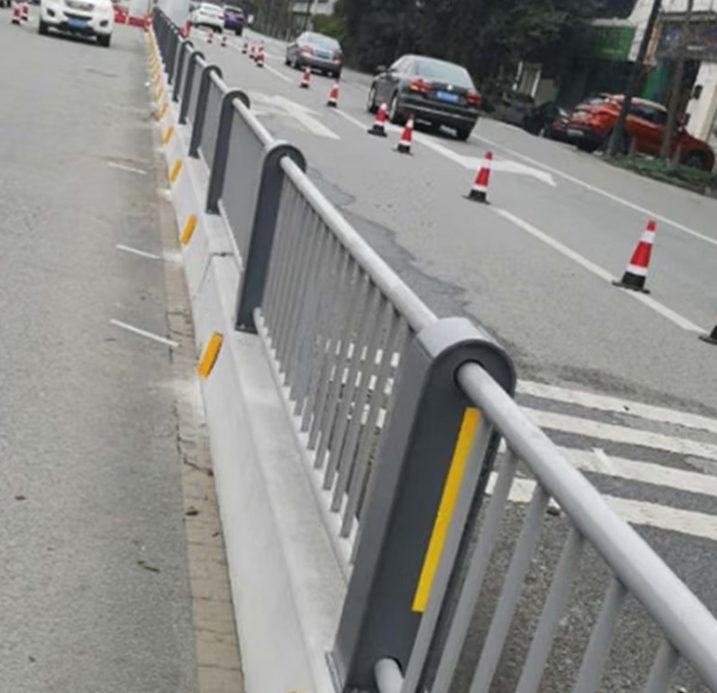 四代车道隔离护栏
