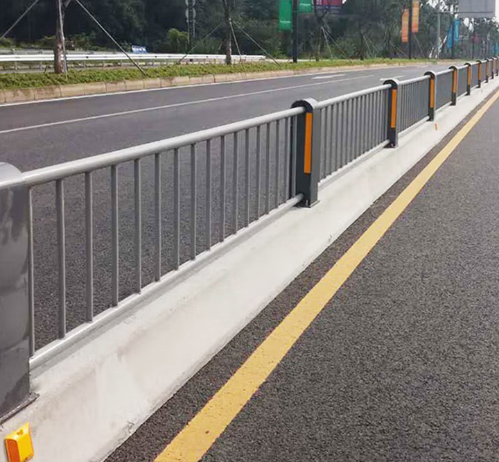 四代车道隔离护栏