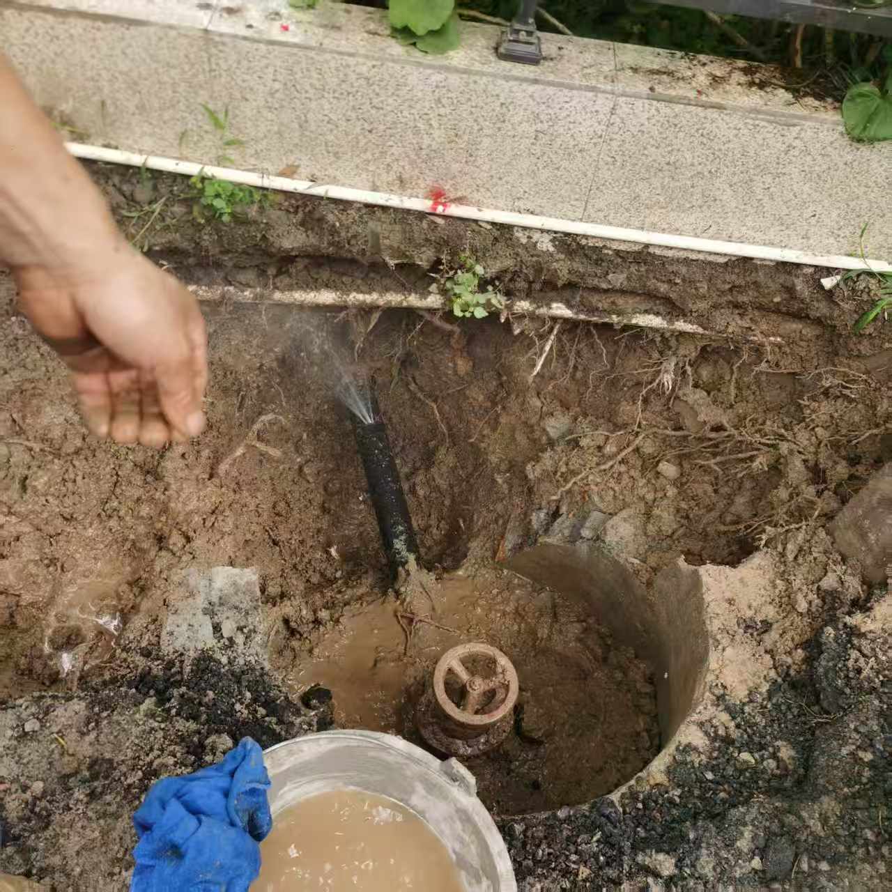 都江堰青城山一小区主管漏水，定位，维修施工现场