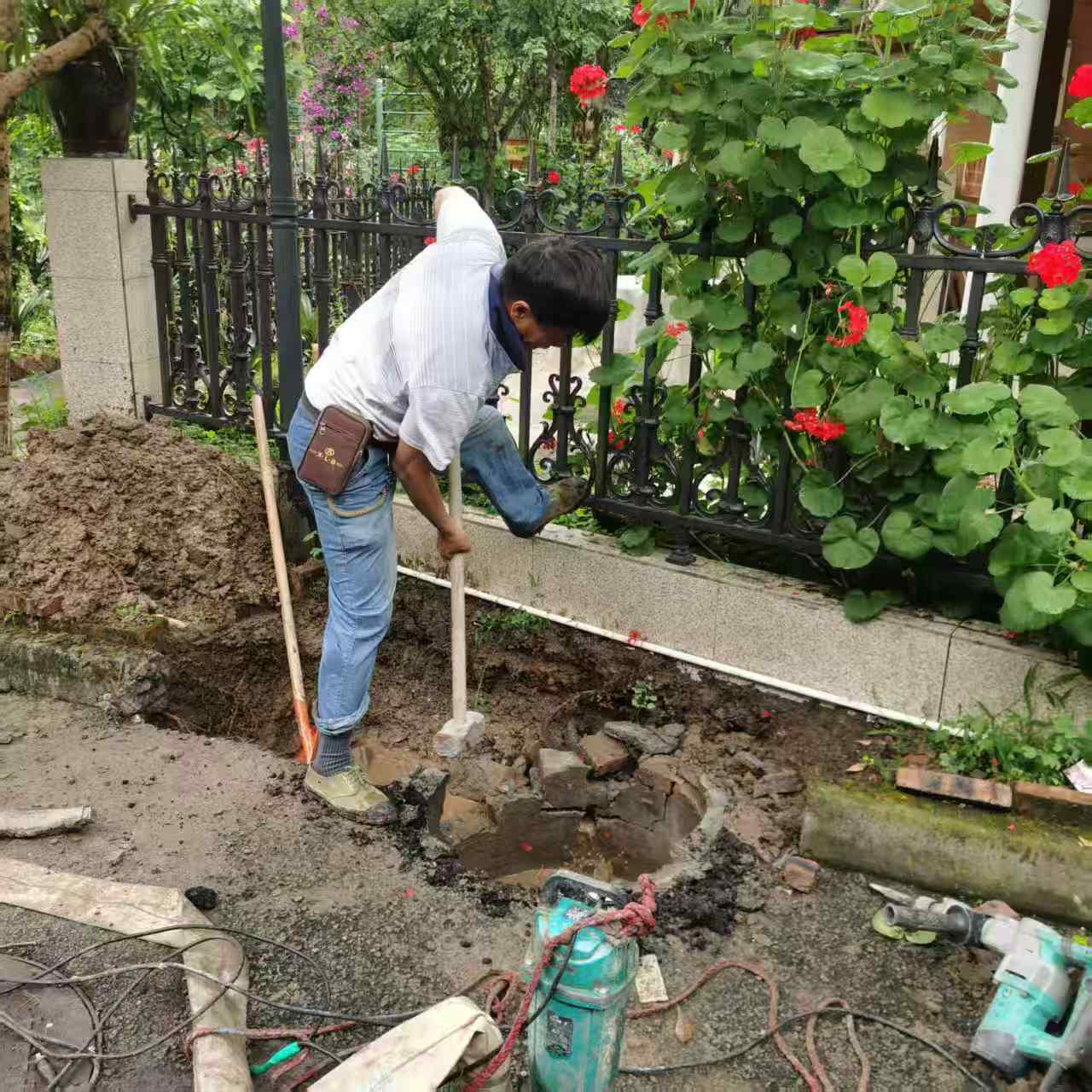 都江堰青城山一小区主管漏水，定位，维修施工现场