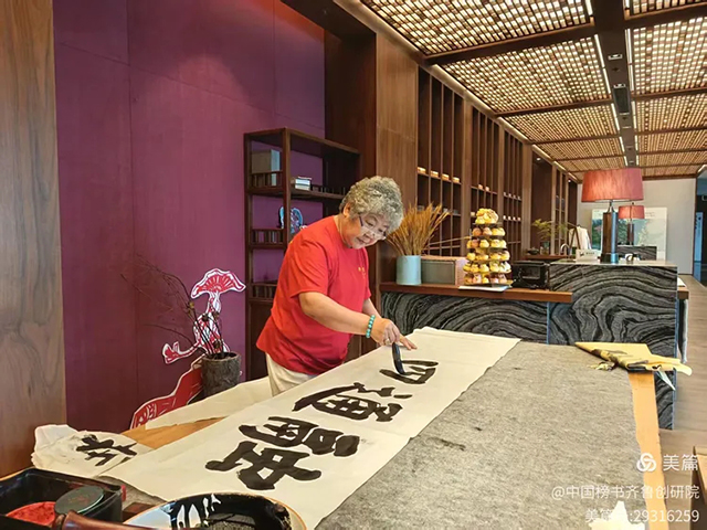 1781092542463882.jpg 齐鲁榜书万里行第233站 走进青岛桃李春风