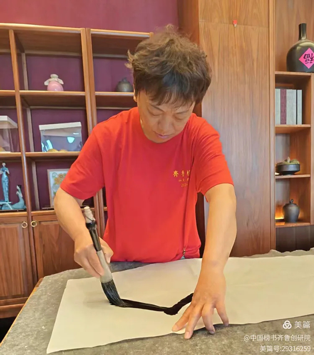 1781092555158976.jpg 齐鲁榜书万里行第233站 走进青岛桃李春风