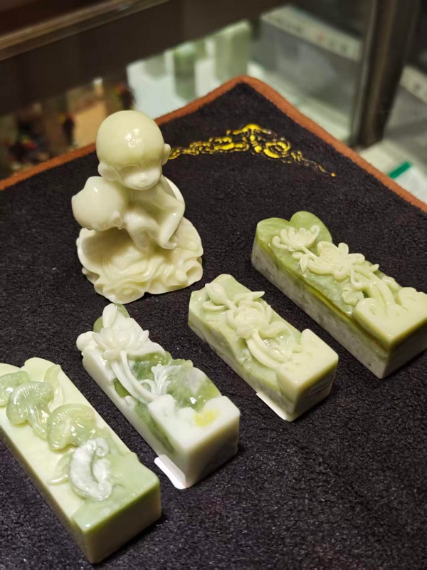 圆雕蓝田玉章料