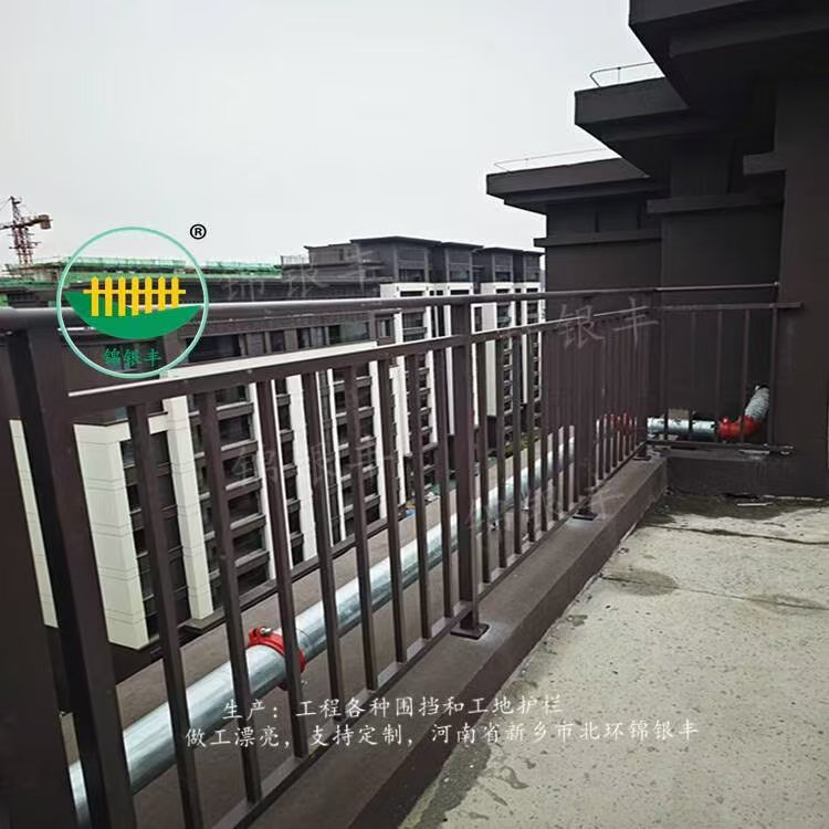 咖啡色阳台栏杆.jpg 圆管护栏