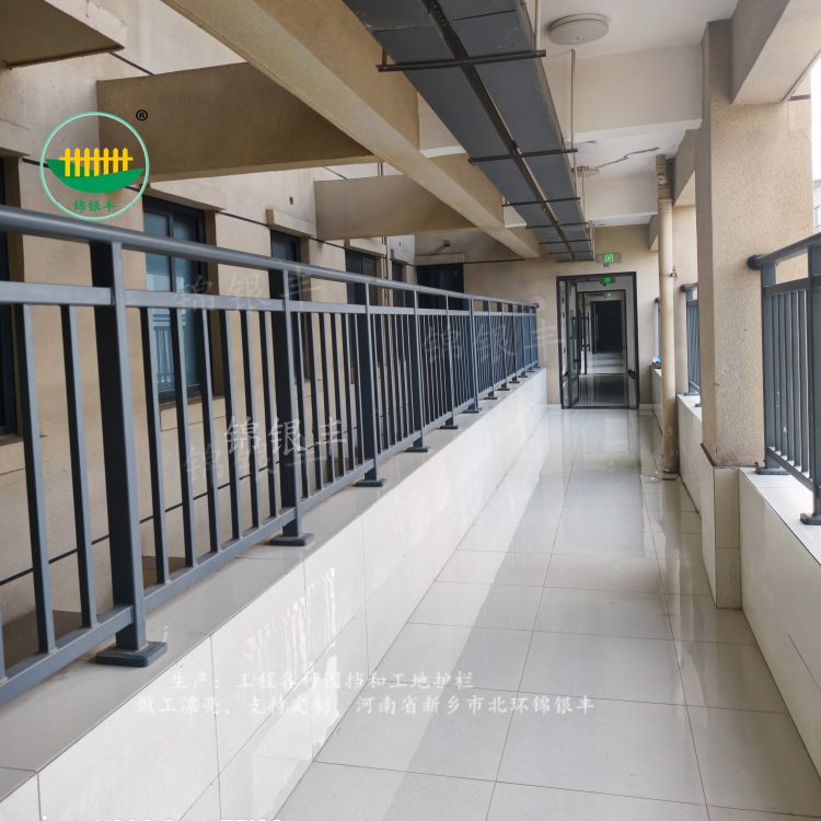 新乡灰色阳台护栏厂家.jpg 阳台护栏