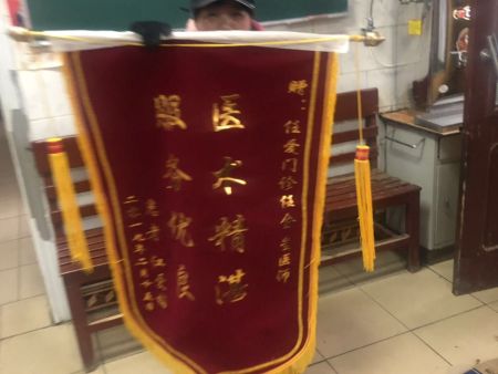 江某、女，三里屯村，2018年12月患脑梗，经一个月住院治疗，留下左手指不能动，甚是痛苦，严重一影响日常生活！来本门诊求治，经过服用中药和针灸治疗一疗程，手指从微微活动到能握手，拿东西，患者甚是高兴！并送锦旗表示感谢！！！