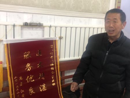 江某、女，三里屯村，2018年12月患脑梗，经一个月住院治疗，留下左手指不能动，甚是痛苦，严重一影响日常生活！来本门诊求治，经过服用中药和针灸治疗一疗程，手指从微微活动到能握手，拿东西，患者甚是高兴！并送锦旗表示感谢！！！