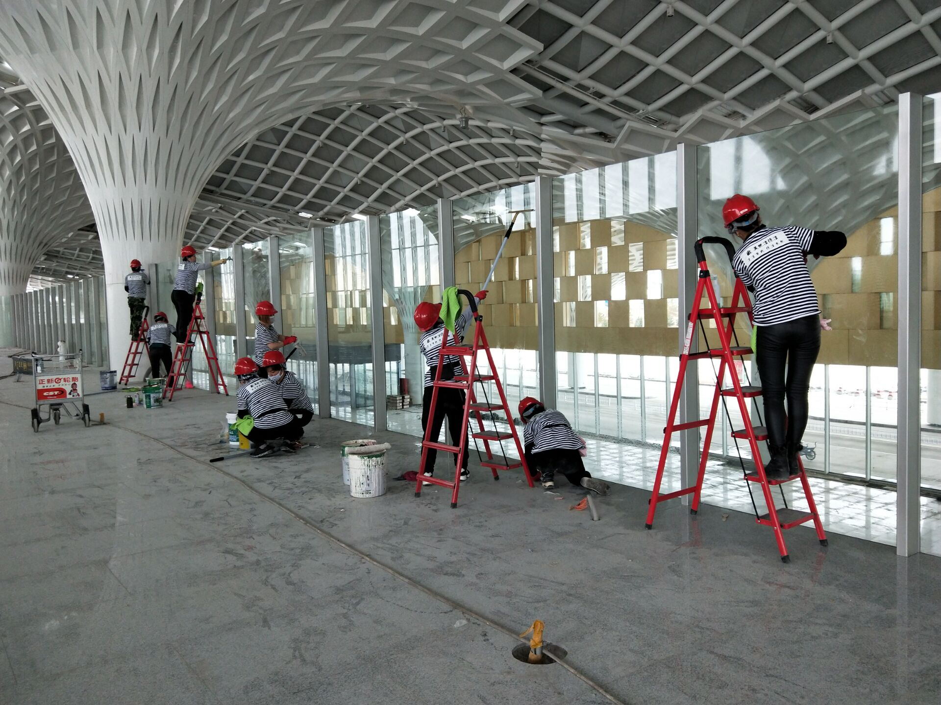 海拉尔机场2号航站楼开荒保洁