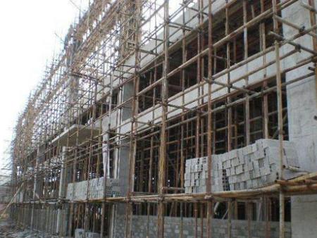 烟台脚手架搭设在建筑工地非常常见,它是我们房屋建设室内外装修都会