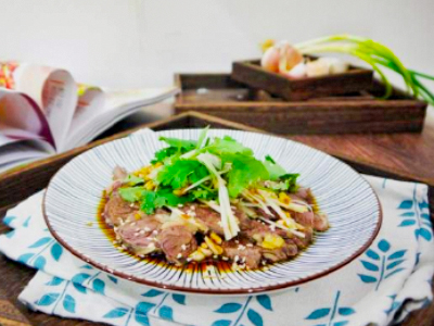 清爽解腻的凉拌牛肉，一口鲜香，两口解馋
