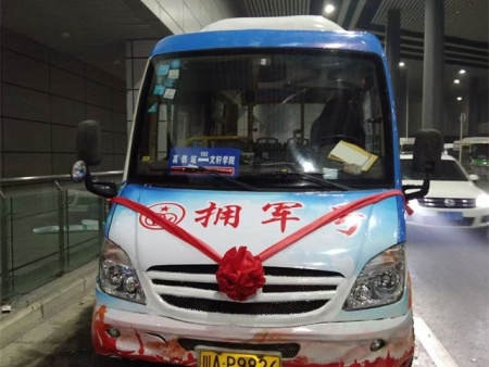 济南公交B52路变身“雷锋精神”主题专线 共筑城市文明新风尚