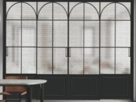 复古门的对称美学与圆形玻璃窗的点睛之笔