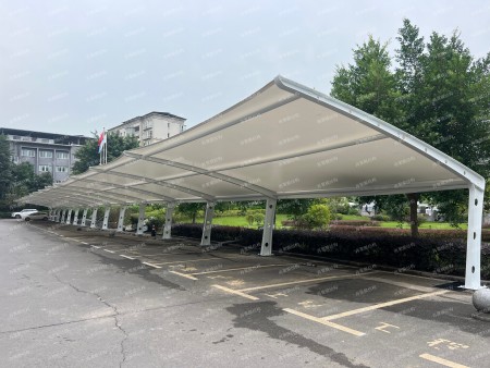 重庆武隆 510㎡“7 字形” 膜结构停车棚顺利完工，螺栓连接工艺保障安全耐用