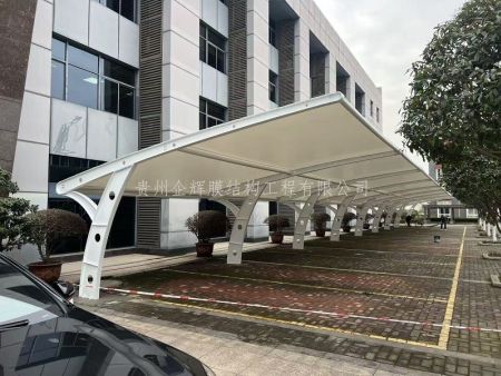 膜结构停车棚：实用与美观兼具的现代停车解决方案