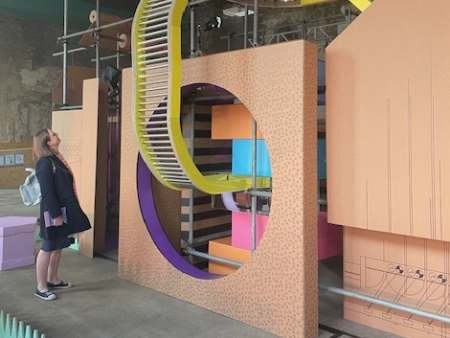 设计团队以巨大的瓦楞艺术装置令人印象深刻