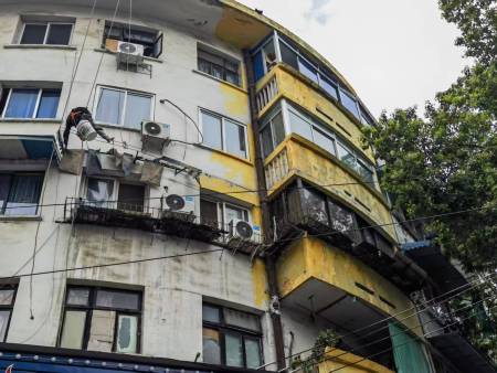 大运会外墙翻新施工现场